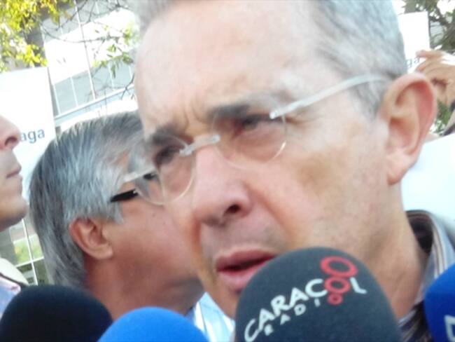 Corte compulsa copias para que se investigue a Uribe por chuzadas del DAS