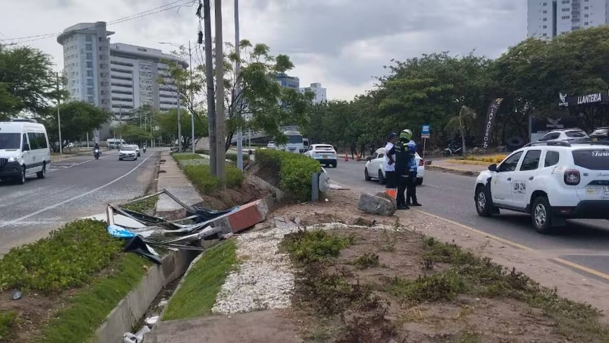 Camioneta fuera de control se estrella contra un poste y desata el caos en Crespo
