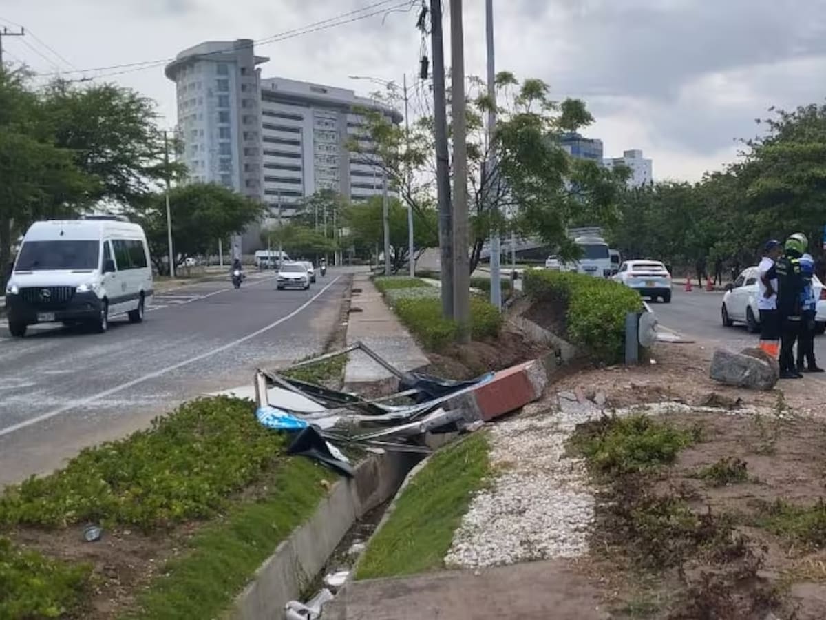 Camioneta fuera de control se estrella contra un poste y desata el caos en Crespo