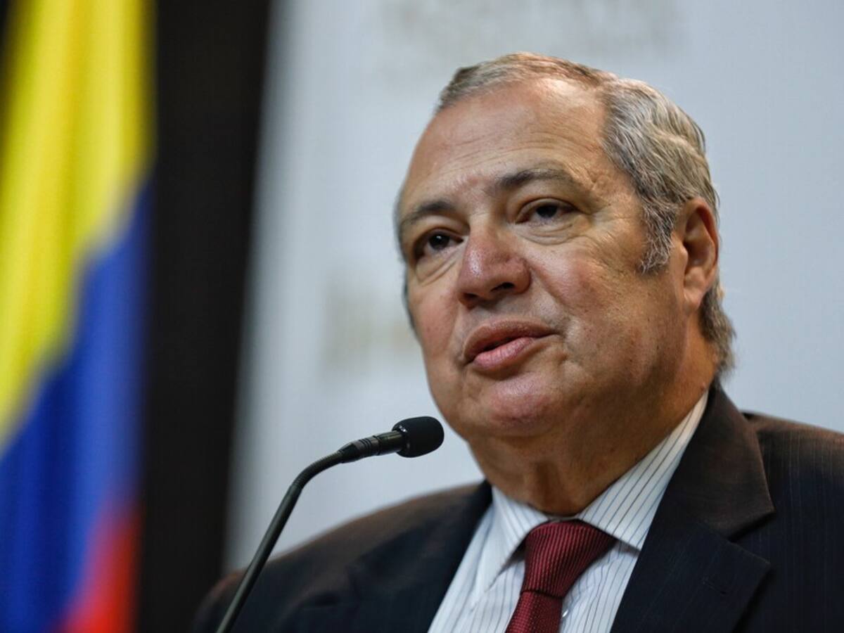 Traiga aquí la ley que convocaría una Constituyente, no se invente caminos: Name a Petro