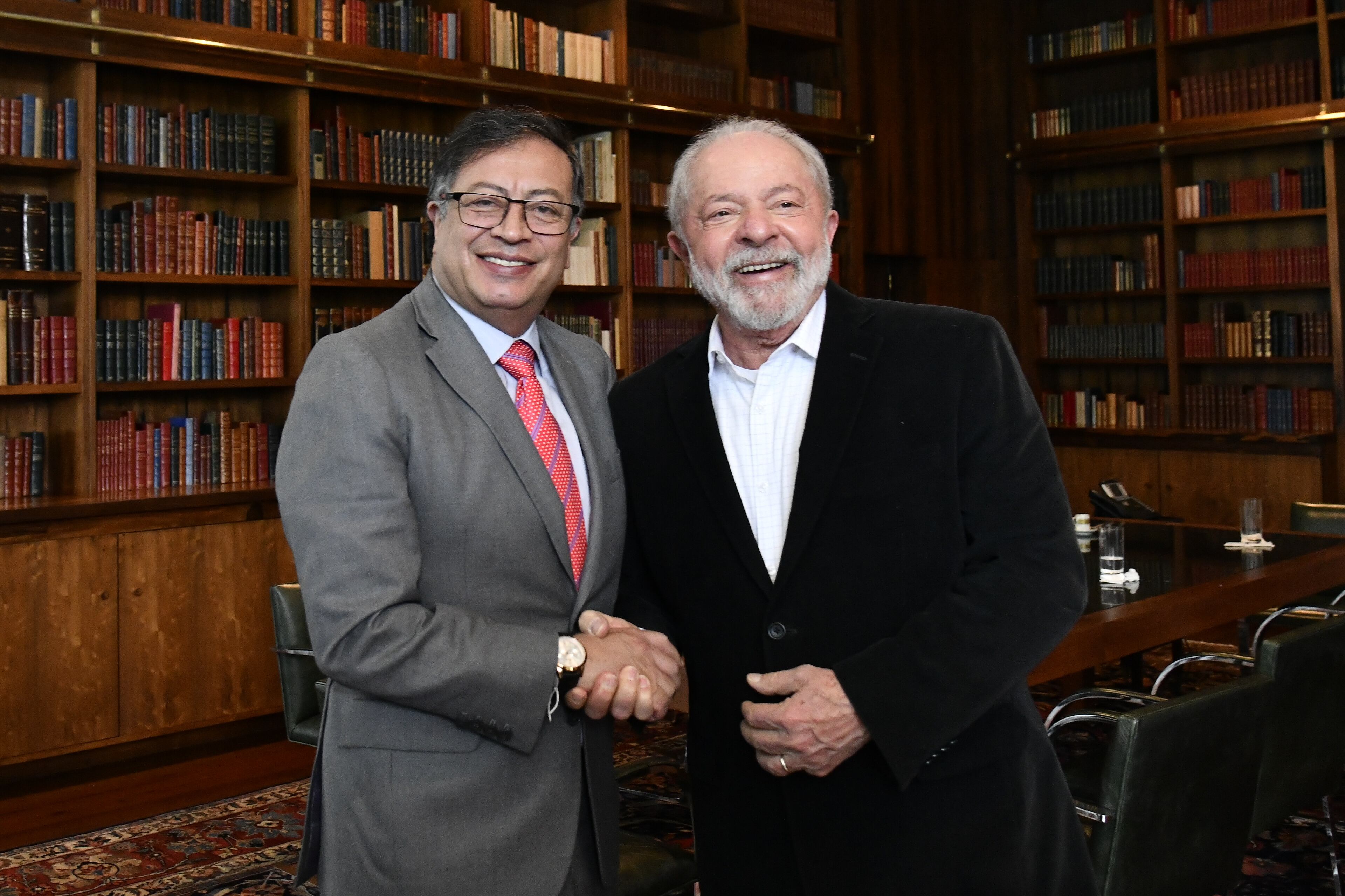 Los presidentes de Colombia, Gustavo Petro (izq) y de Brasil, Lula da Silva (Der). 
(Foto: Colombian Presidency / Handout/Anadolu Agency via Getty Images)