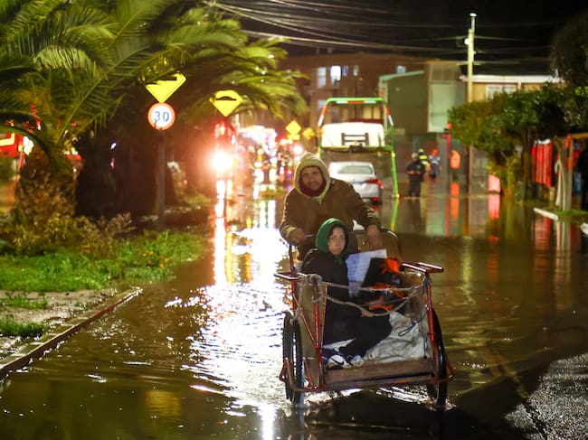 La alerta se concentra en la región de Valparaíso por cuenta de un temporal que golpea el país y que mantiene bajo alarma a 10 de las 16 regiones del país.
(Foto: Marcelo Hernandez/Getty Images)