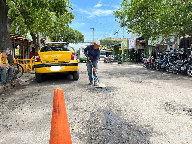 Dubán García lleva 15 años tapando los huecos en Cúcuta. / Foto: Caracol Radio Cúcuta.