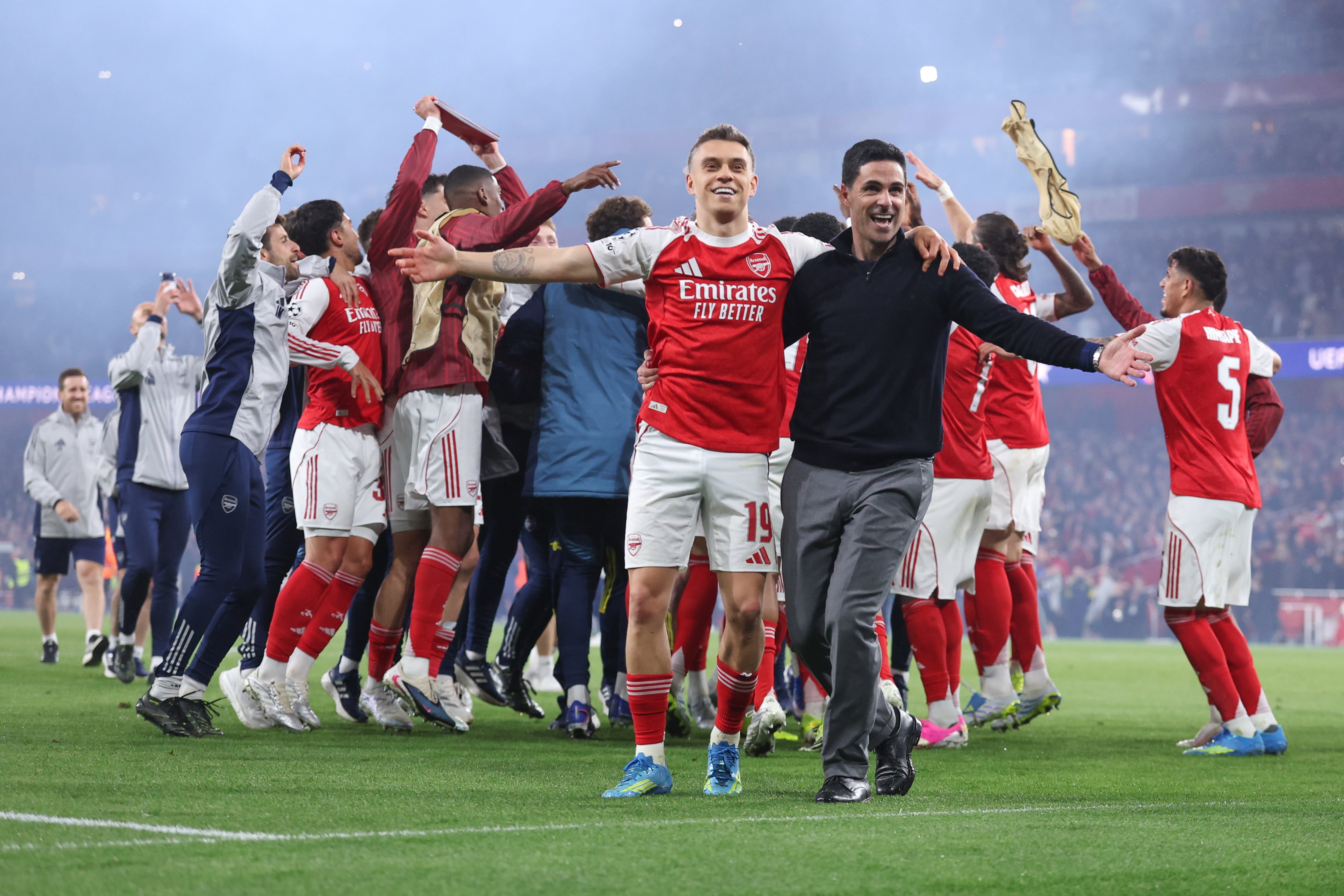 LONDON, ENGLAND - MAY 5: Leandro Trossard of Arsenal celebrates with Mikel Arteta manager / head coach  of Arsenal at full time during the UEFA Champions League 2025/26 Semi Final Second Leg match between Arsenal FC and Atletico de Madrid at Arsenal Stadium on May 5, 2026 in London, England. (Photo by Catherine Ivill - AMA/Getty Images)