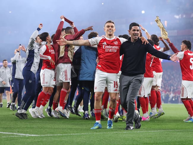 LONDON, ENGLAND - MAY 5: Leandro Trossard of Arsenal celebrates with Mikel Arteta manager / head coach of Arsenal at full time during the UEFA Champions League 2025/26 Semi Final Second Leg match between Arsenal FC and Atletico de Madrid at Arsenal Stadium on May 5, 2026 in London, England. (Photo by Catherine Ivill - AMA/Getty Images)
