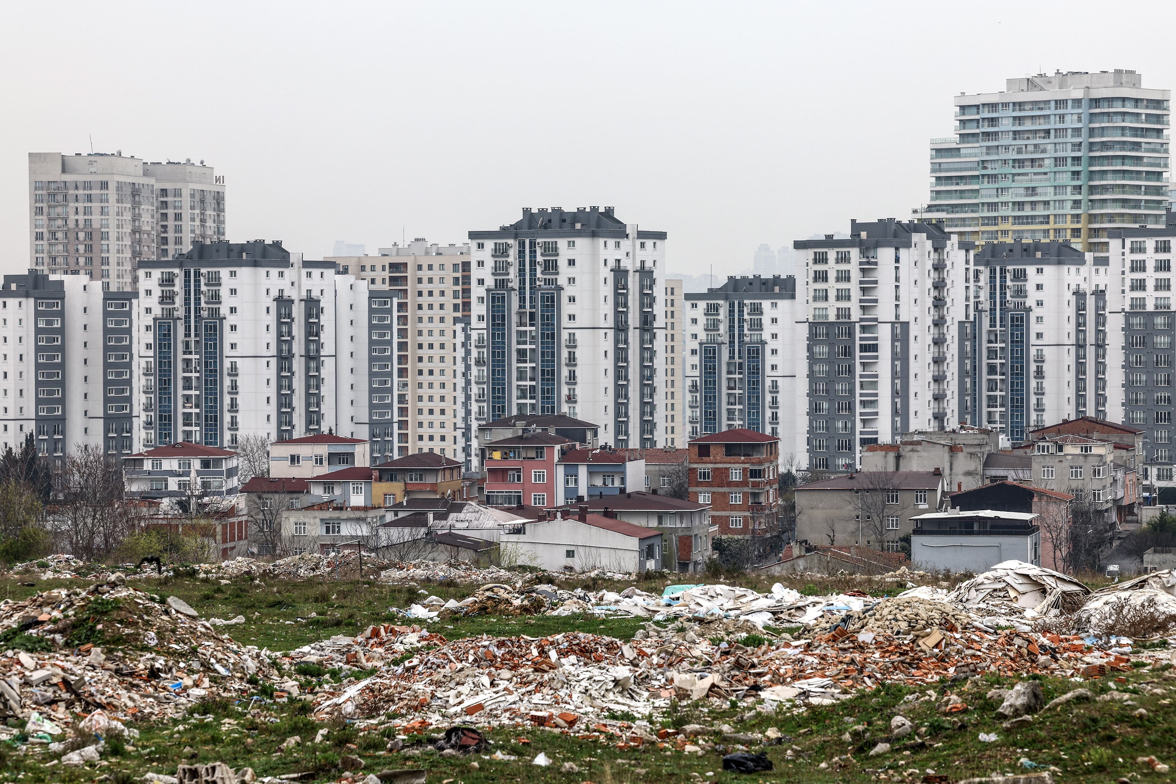 Istanbul (Turkey), 04/04/2023.- A view of an old neighborhood with the backdrop of a newly built apartment development in Kayasehir, in Basaksehir district, Istanbul, Turkey, 01 April 2023.(Issued 05 february 2024) On 06 February, Turkey will mark one year since the 7.8 earthquake which killed more than 50 thousands people when it hit Eastern Turkey and neighboring Syria. This latest quake woke dormant fears of the inhabitants of Istanbul from the long predicted big one that would destroy everything and bring into question the safety of the buildings they live in. The megapole of about 1.2 million buildings and 6.5 million inhabitants partly lies on the Sea of Marmara fault line (the Main Marmara Fault Line), making some of its areas like Kadakoy which is densely populated and directly by the sea of Marmara at great risk in case of a movement in the Anatolian and Eurasian plates. The municipality of Istanbul warned in March 2023 that around 4-5 million Istanbulites will lose their homes as some 90,000 buildings in Istanbul will collapse after an eventual earthquake. The city dwellers still remember the 1999 one which hit some 100 km away and killed 20 thousand people including some in Istanbul'Äôs old buildings itself. Authorities had then already started taking a series of measures and policy changes, such as starting an urban renewal mobilization project and an earthquake taxe levied to finance it. Many new buildings developments started to grow as far away as possible from the fault line area in the districts of Esenyurt Basaksehir among others just outside the city center. (Terremoto/sismo, Siria, Turquía, Estanbul) EFE/EPA/SEDAT SUNA ATTENTION: This Image is part of a PHOTO SET