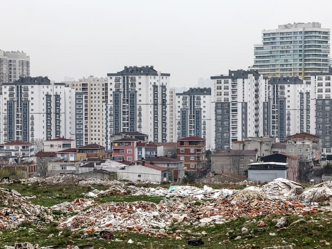 Istanbul (Turkey), 04/04/2023.- A view of an old neighborhood with the backdrop of a newly built apartment development in Kayasehir, in Basaksehir district, Istanbul, Turkey, 01 April 2023.(Issued 05 february 2024) On 06 February, Turkey will mark one year since the 7.8 earthquake which killed more than 50 thousands people when it hit Eastern Turkey and neighboring Syria. This latest quake woke dormant fears of the inhabitants of Istanbul from the long predicted big one that would destroy everything and bring into question the safety of the buildings they live in. The megapole of about 1.2 million buildings and 6.5 million inhabitants partly lies on the Sea of Marmara fault line (the Main Marmara Fault Line), making some of its areas like Kadakoy which is densely populated and directly by the sea of Marmara at great risk in case of a movement in the Anatolian and Eurasian plates. The municipality of Istanbul warned in March 2023 that around 4-5 million Istanbulites will lose their homes as some 90,000 buildings in Istanbul will collapse after an eventual earthquake. The city dwellers still remember the 1999 one which hit some 100 km away and killed 20 thousand people including some in Istanbul&#039;Äôs old buildings itself. Authorities had then already started taking a series of measures and policy changes, such as starting an urban renewal mobilization project and an earthquake taxe levied to finance it. Many new buildings developments started to grow as far away as possible from the fault line area in the districts of Esenyurt Basaksehir among others just outside the city center. (Terremoto/sismo, Siria, Turquía, Estanbul) EFE/EPA/SEDAT SUNA ATTENTION: This Image is part of a PHOTO SET
