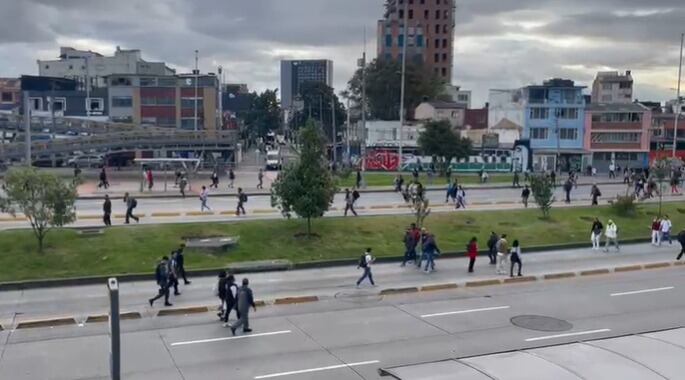 Personas caminan por la Av.Calle 26 por cierre de la troncal de Transmilenio - Cortesía