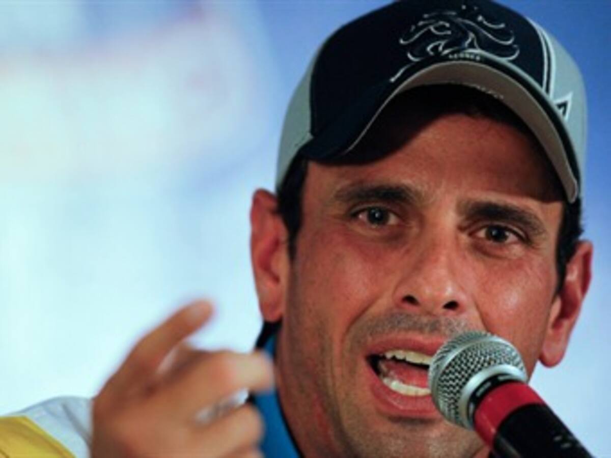 Si Chávez puede firmar decretos que aparezca: Capriles