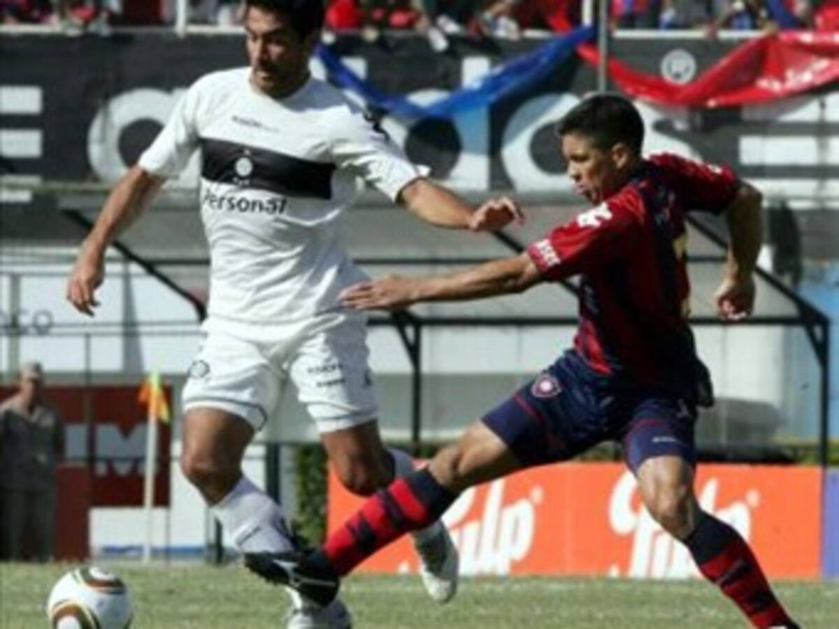 Francisco Nájera marca con el Olimpia y alcanza el liderato del futbol paraguayo