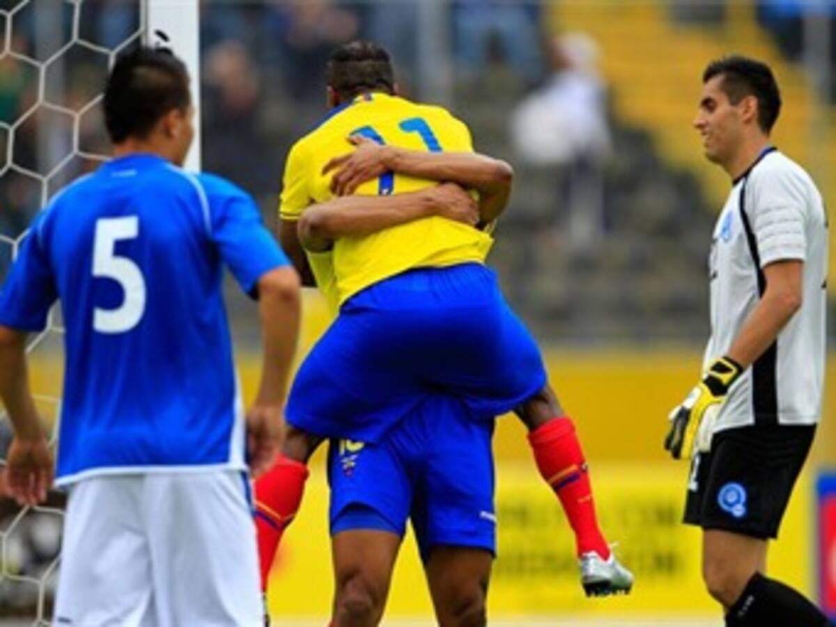 Ecuador golea a El Salvador y mete miedo a Paraguay