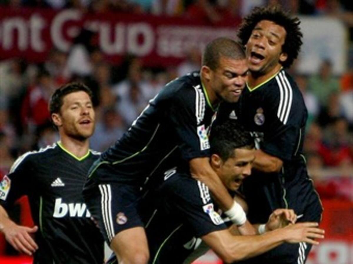 Real Madrid golea 6-2 a Sevilla y aplaza la celebración de Barcelona en España