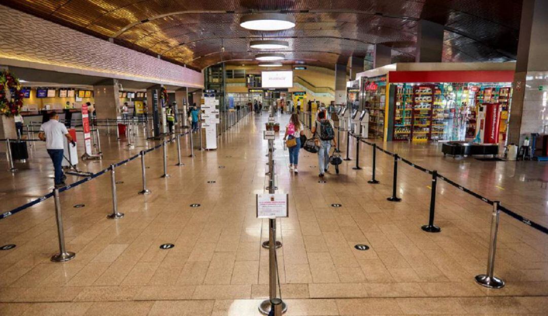 La tasa aeroportuaria para los pasajeros nacionales pasaría de 24.100 pesos a 17.600 pesos