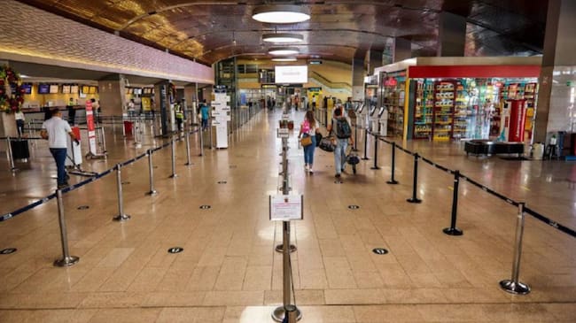 La tasa aeroportuaria para los pasajeros nacionales pasaría de 24.100 pesos a 17.600 pesos