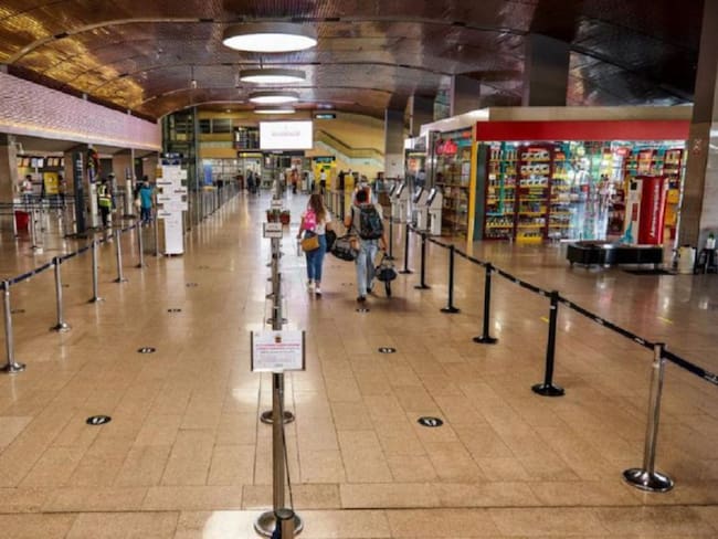 La tasa aeroportuaria para los pasajeros nacionales pasaría de 24.100 pesos a 17.600 pesos