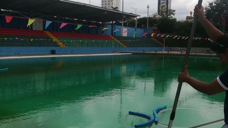 Los deportistas santandereanos no han podido entrenar en las únicas piscinas olímpicas que hay en el departamento, porque sus aguas están completamente verdes. Foto: Suministrada por Mariela Durán