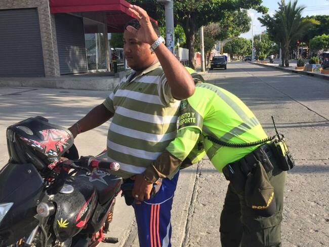 100 policías vigilan vías de Santa Marta durante el Día de Amor y Amistad