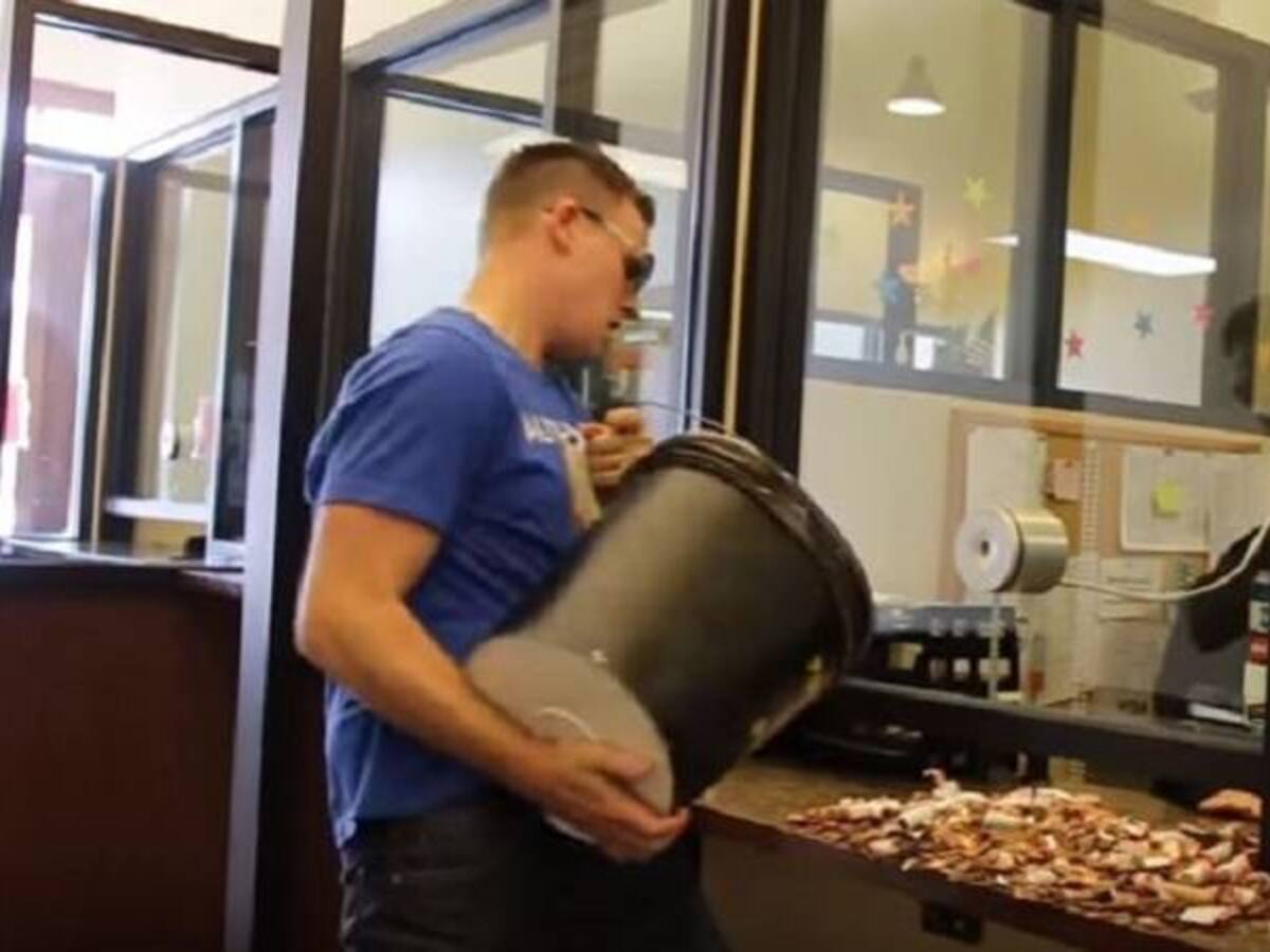 Infractor paga multa de 212 dólares en monedas de centavo