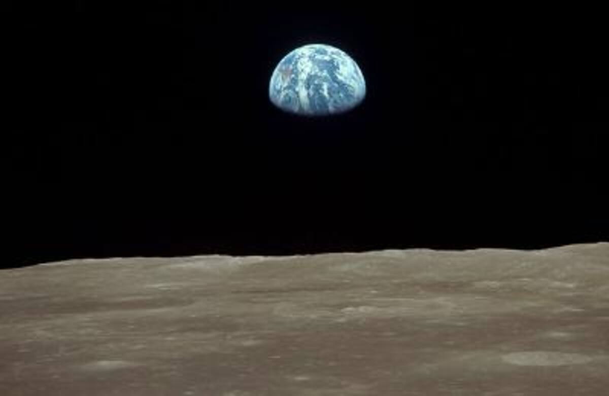 Miles de personas acamparon junto al Centro Espacial Kennedy para presenciar en directo el despegue del Saturno V, que en el momento del lanzamiento pesaba 2.900.000 kg.