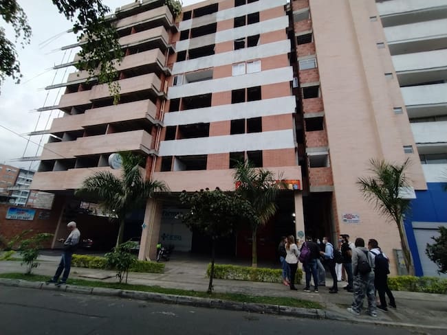Edificio y Mall Comercial Alabama evacuado por posibles fallas estructurales. Foto: Caracol Radio Medellín.