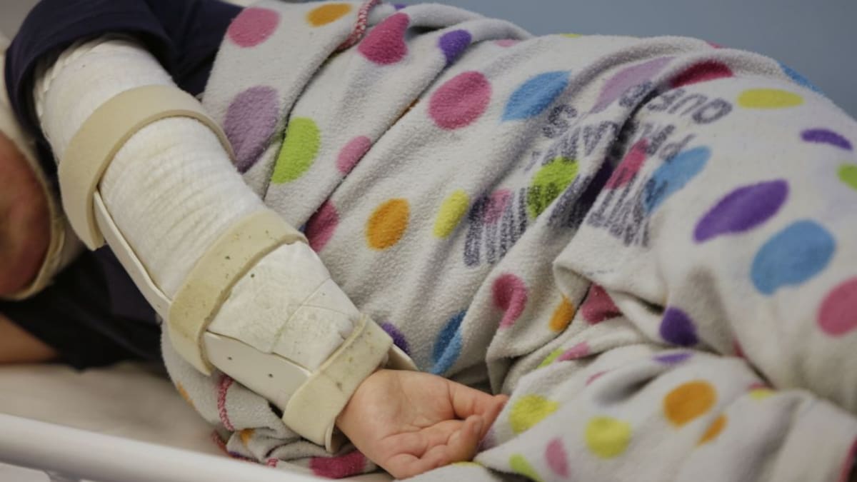 Investigan madre por quemaduras de tercer grado a su hijo de 7 años