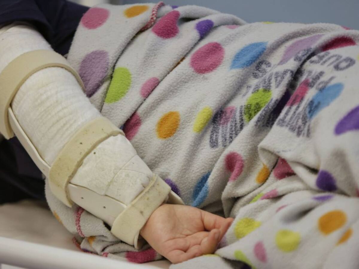 Investigan madre por quemaduras de tercer grado a su hijo de 7 años