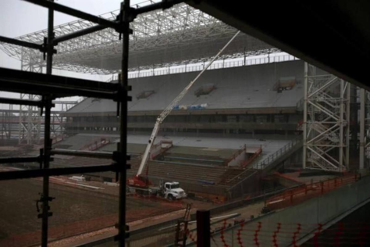 Aspecto general de las obras en Arena Pantanal, estadio de Cuiabá (capital de Mato Grosso) en Brasil. La sede del partido Colombia - Japón atrasó la entrega de las obras hasta mediados de febrero por problemas para contratar trabajadores.