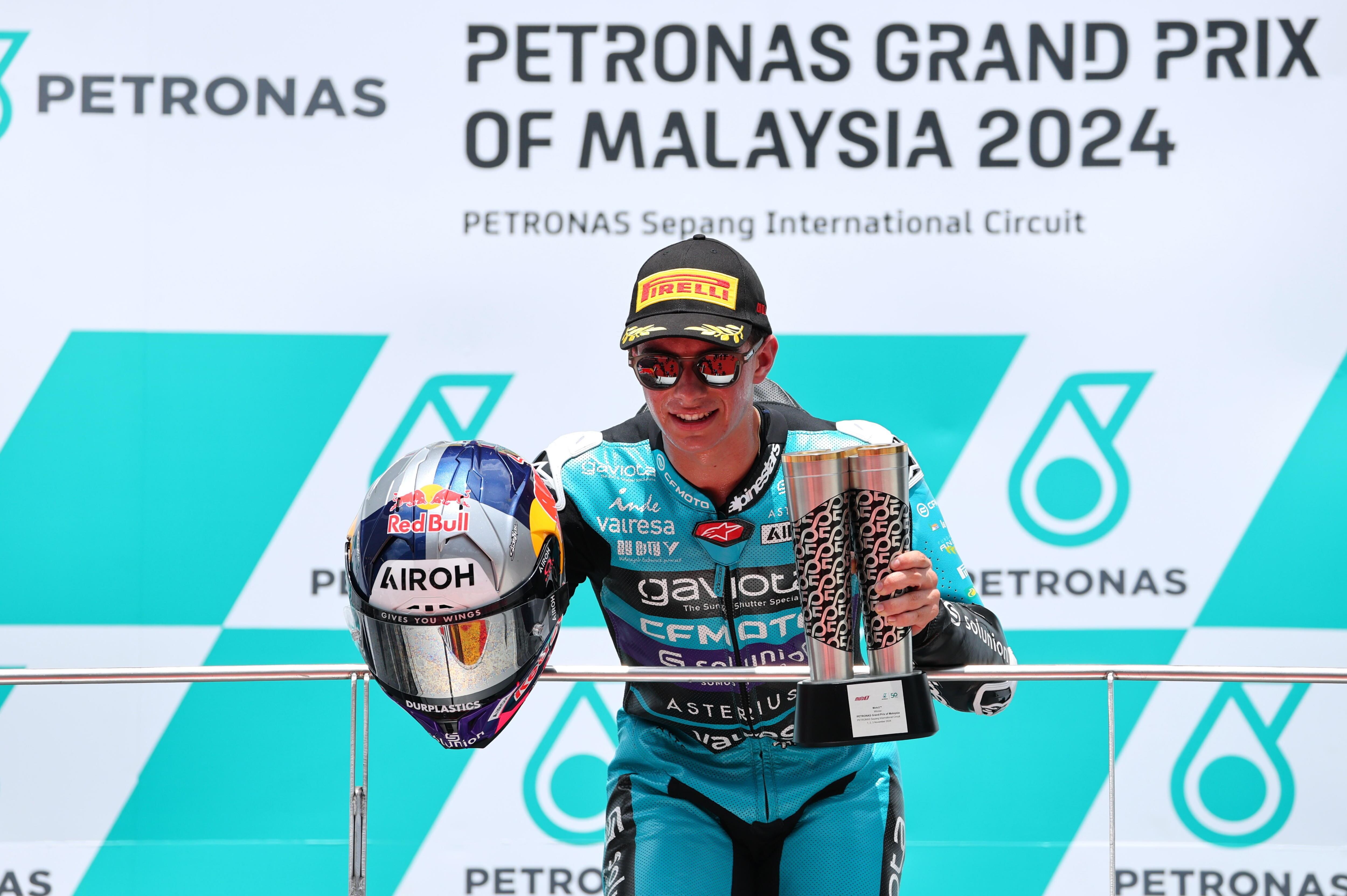 Sepang (Malaysia), 03/11/2024.- Colombian Moto3 rider David Alonso of CFMOTO Aspar Team celebrates after winning the Moto3 the Malaysia Motorcycling Grand Prix 2024 at the Petronas Sepang International Circuit, in Sepang, Malaysia, 03 November 2024. (Motociclismo, Ciclismo, Malasia) EFE/EPA/FAZRY ISMAIL
