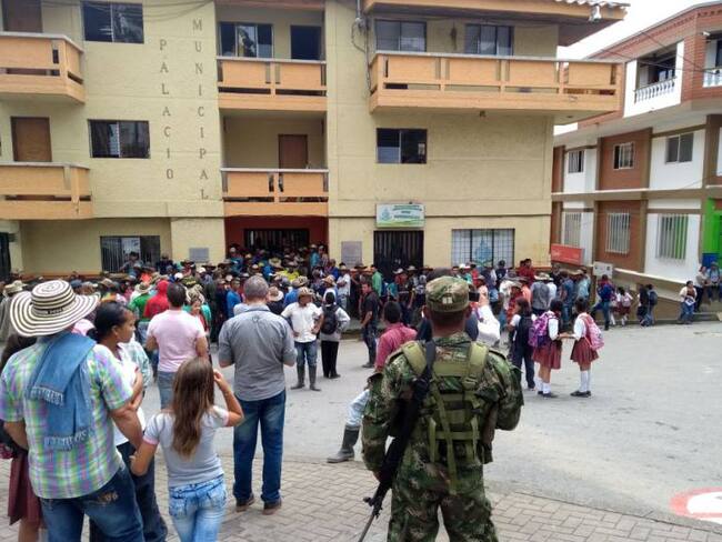 Cocaleros en Ituango intentaron tomarse la alcaldía y cierran el comercio