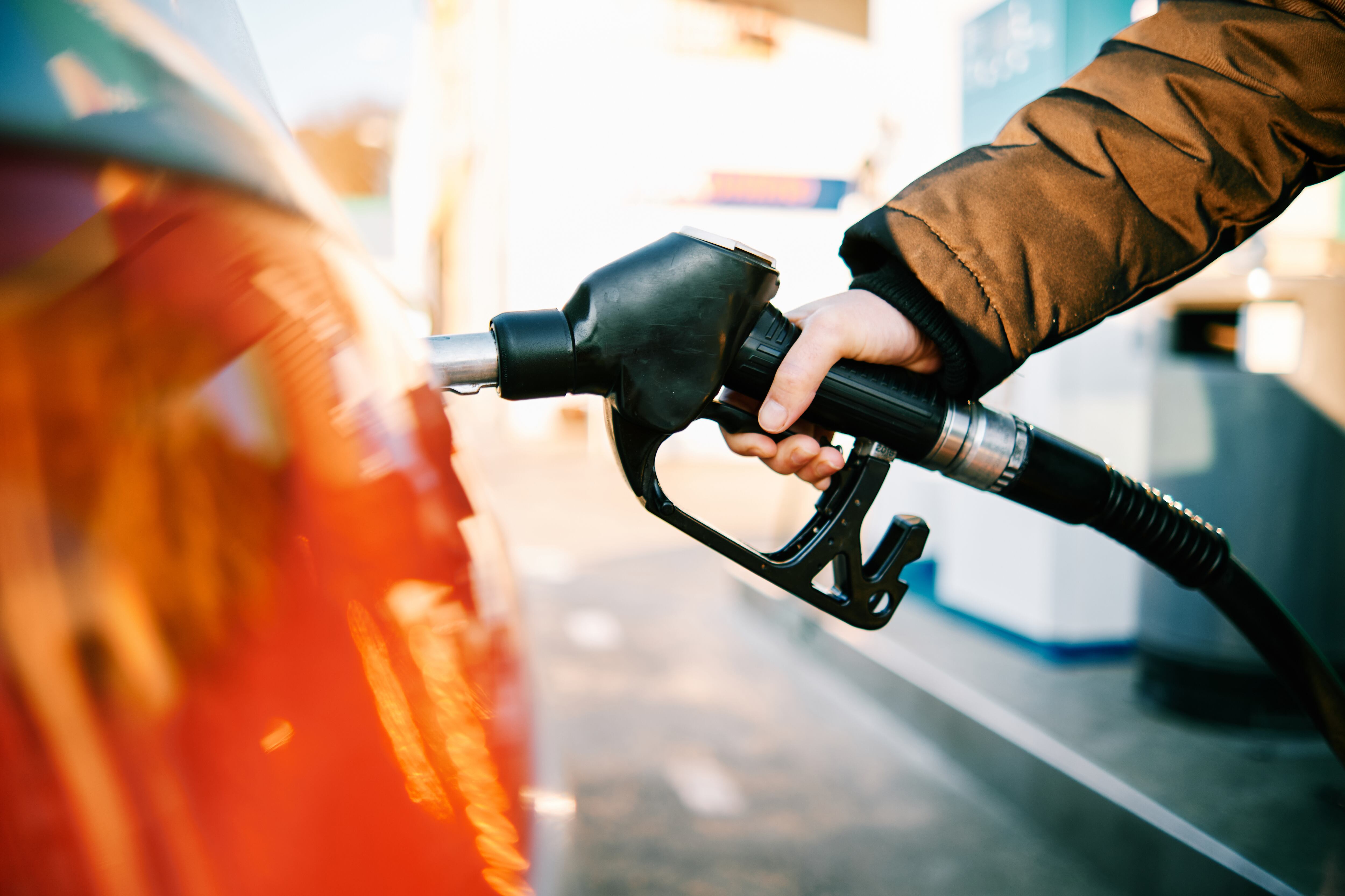 Llenar el tanque de gasolina - Getty Images