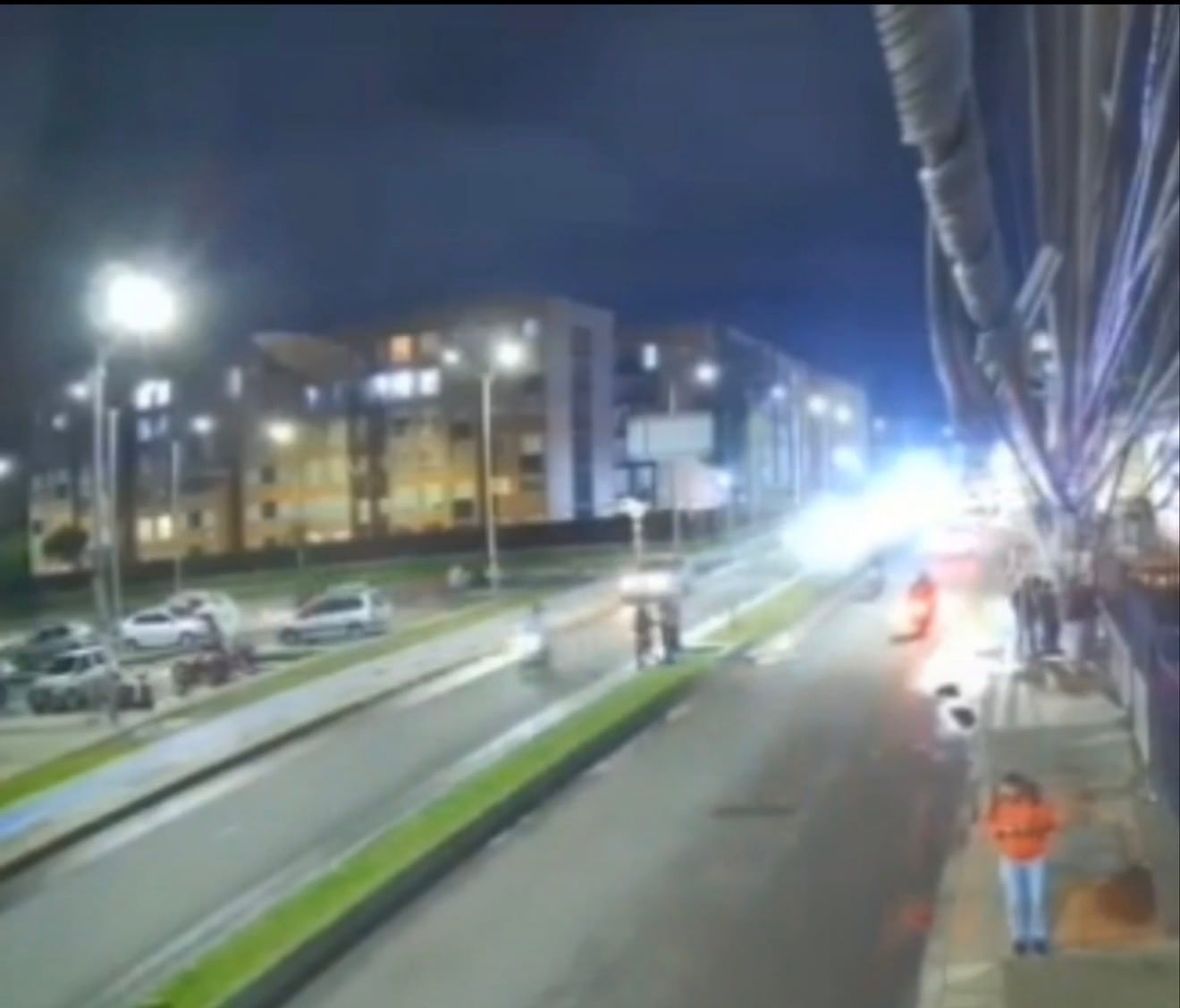 Screenshot./Accidente vial en la glorieta del Parque Cultural del municipio de Mosquera.
