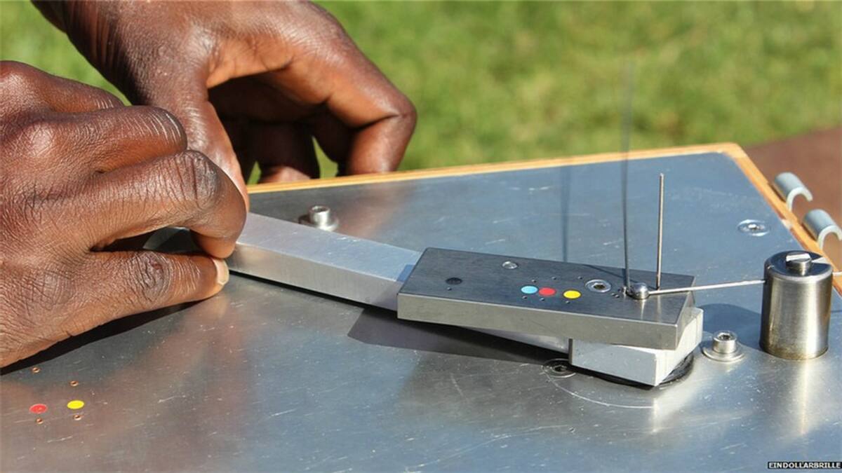 El primer premio fue para "One Dollar Glasses" (Lentes a un dólar), usados en Tanzania, Ruanda y Burkina Faso. Se hacen de alambre de acero flexible y liviano, a mano y sin necesidad de una conexión eléctrica. Cada par cuesta US$0,80 y se realizan en 15 minutos.