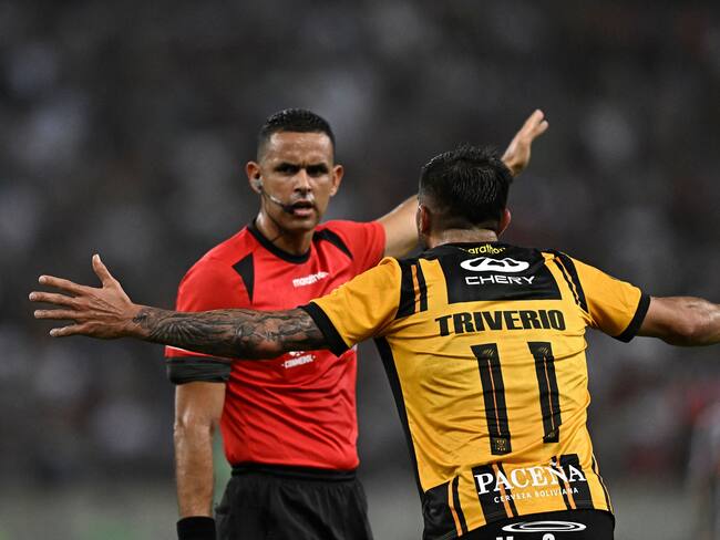 Enrique Triverio reclamándole al árbitro Carlos Ortega. (Photo by MAURO PIMENTEL / AFP) (Photo by MAURO PIMENTEL/AFP via Getty Images)