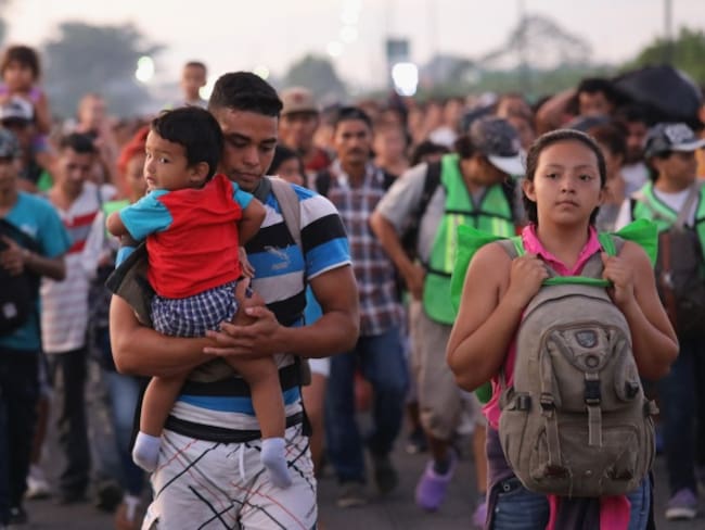 ¿Qué hay detrás de la caravana de migrantes que atraviesa Centroamérica?