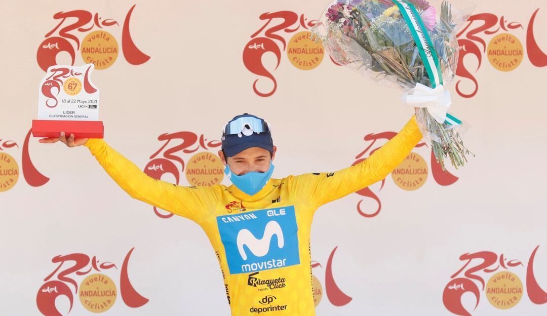 Miguel Ángel López celebra con la camiseta amarilla que lo certifica como líder de la carrera.