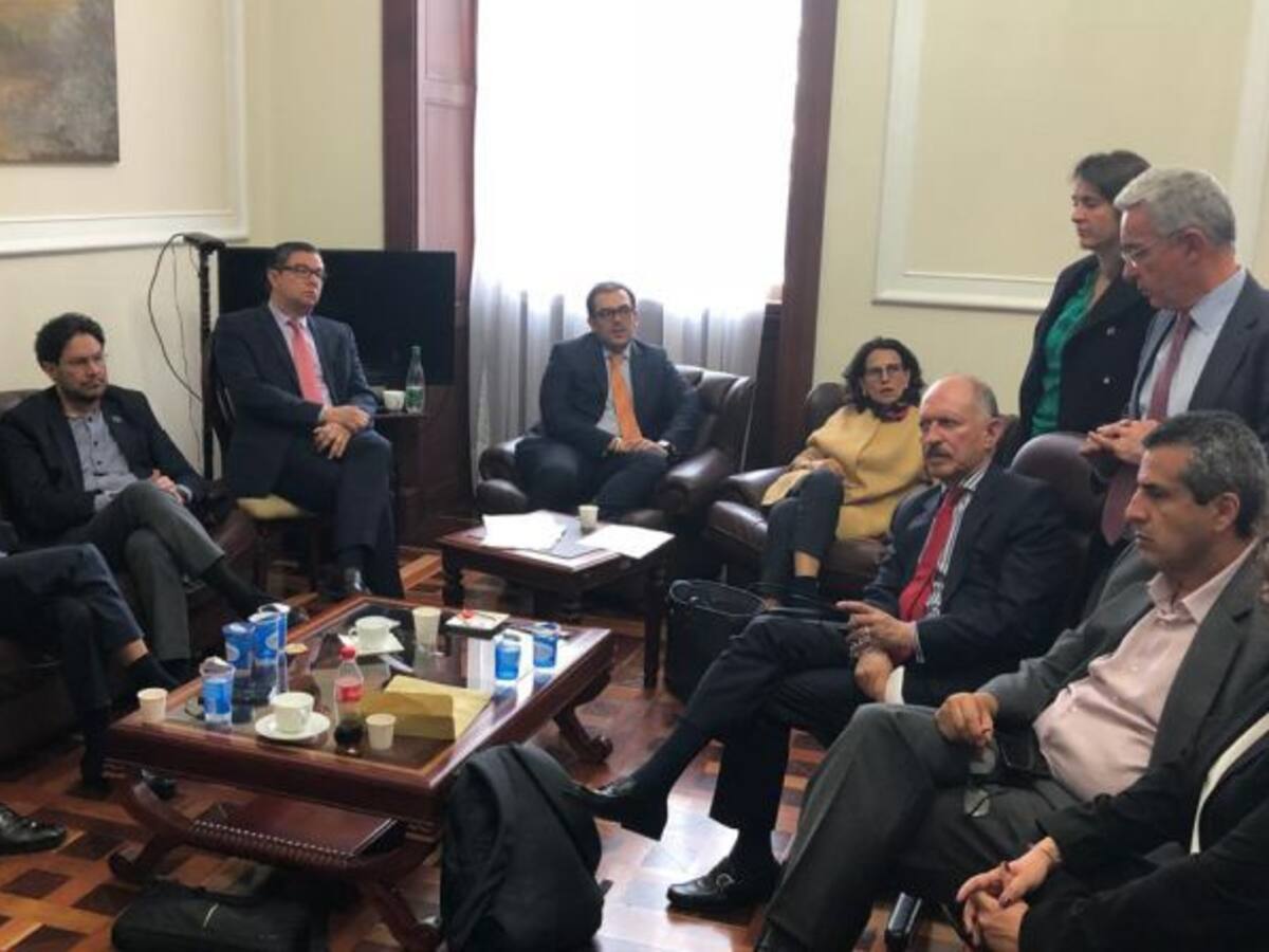 Uribismo, la oposición y nueve horas de "diálogo en paz" sobre la JEP