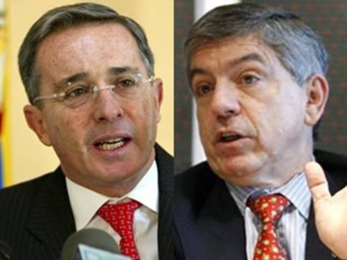 César Gaviria pide prudencia tras enfrentamiento con Uribe