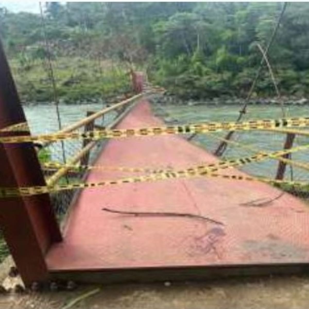 Cuando inauguraban un puente, este colapsó y dejó ocho personas lesionadas en Bagadó, Chocó