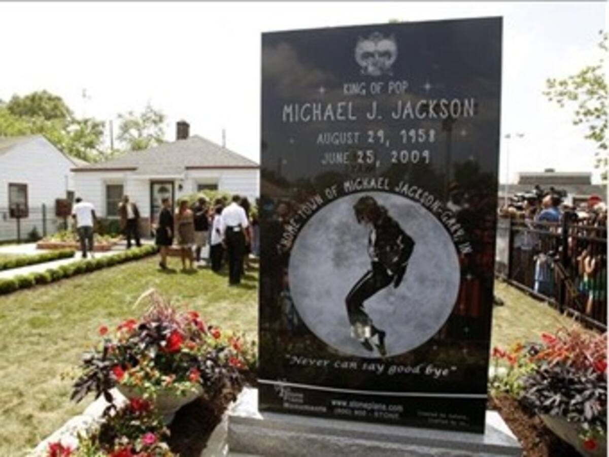 Familia y fans de Michael Jackson le rinden tributo en el aniversario de su muerte