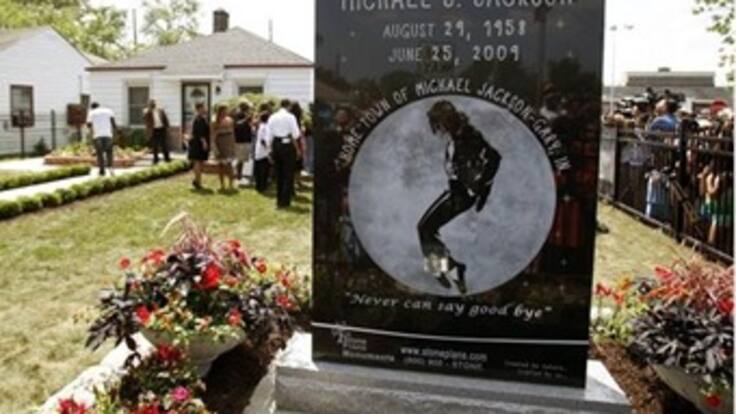 Familia y fans de Michael Jackson le rinden tributo en el aniversario de su muerte