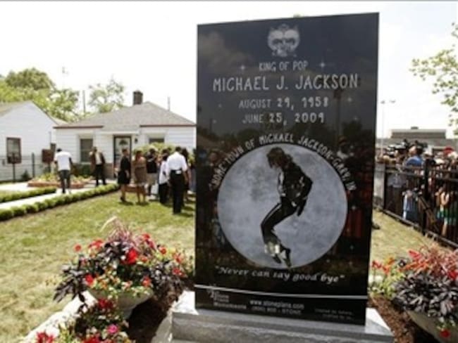 Familia y fans de Michael Jackson le rinden tributo en el aniversario de su muerte