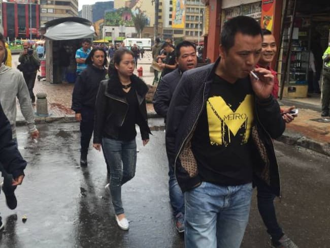 Migración Colombia y Policía detienen chinos en el centro de Bogotá