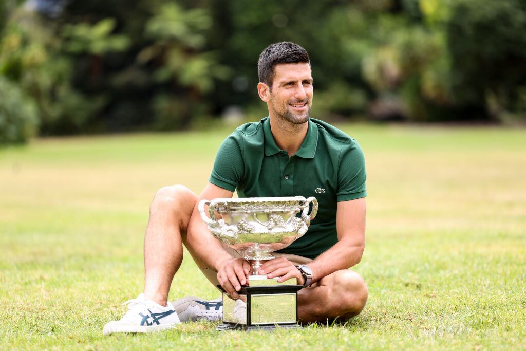 Novak Djokovic posando con su décimo trofeo del Abierto de Australia (Photo by Lintao Zhang/Getty Images)