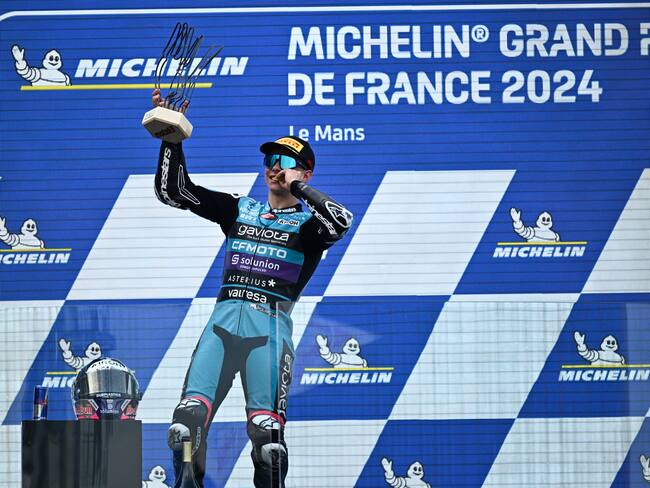David Alonso celebra su victoria en el GP de Francia. (Photo by JULIEN DE ROSA/AFP via Getty Images)