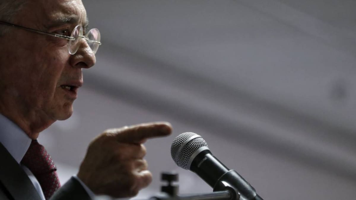 Uribe pide investigar a militante acusado de impulsar plan para matar a Petro