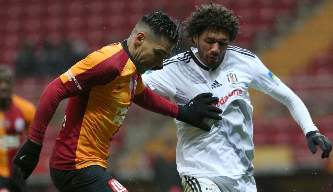 Falcao disputando un balón en el partido contra Besiktas.