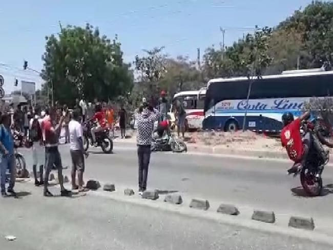 Piques ilegales de motos invadieron carril de Transmetro en Soledad