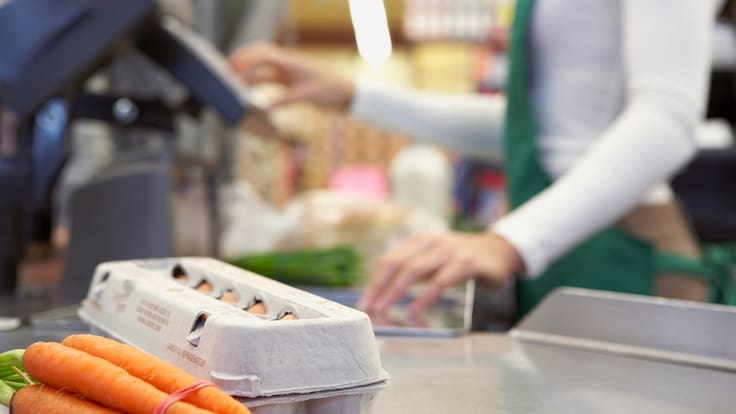 Por ley, buscan darles períodos de descanso a trabajadores que laboran de pie