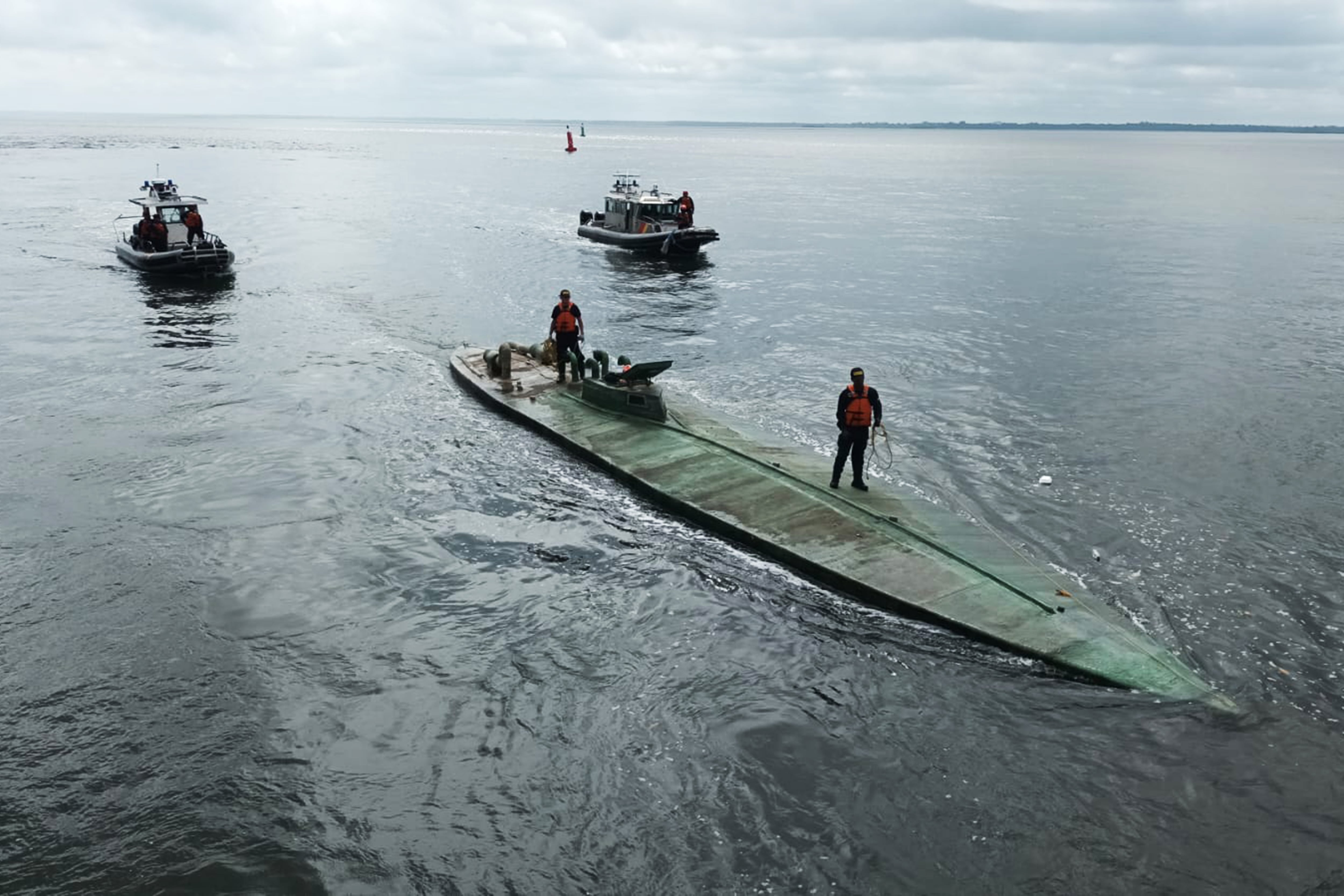Integrantes de la Armada mientras interceptan un semisumergible que transportaba 3.201 kilogramos de clorhidrato de cocaína en aguas del Pacífico Sur (Colombia). 
EFE/ Armada de Colombia 