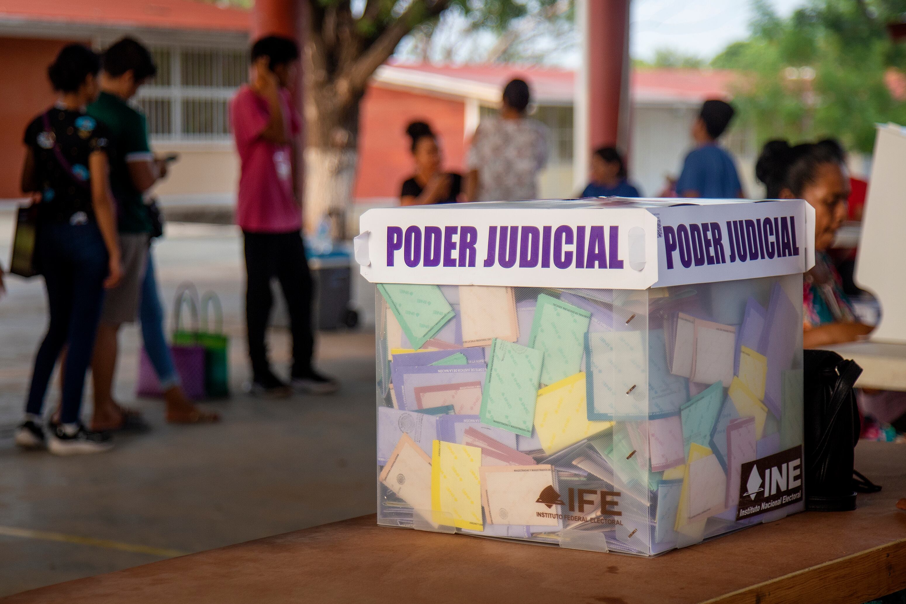 Fotografía de una urna de votación durante las elecciones judiciales en Tehuantepec (México).
EFE/ Luis Villalobos